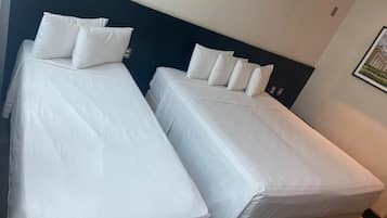 Quarto Triplo Casal | Ropa de cama de alta calidad, minibar, caja fuerte y escritorio
