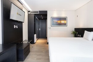 Room | Premium bedding, minibar, in-room safe, desk