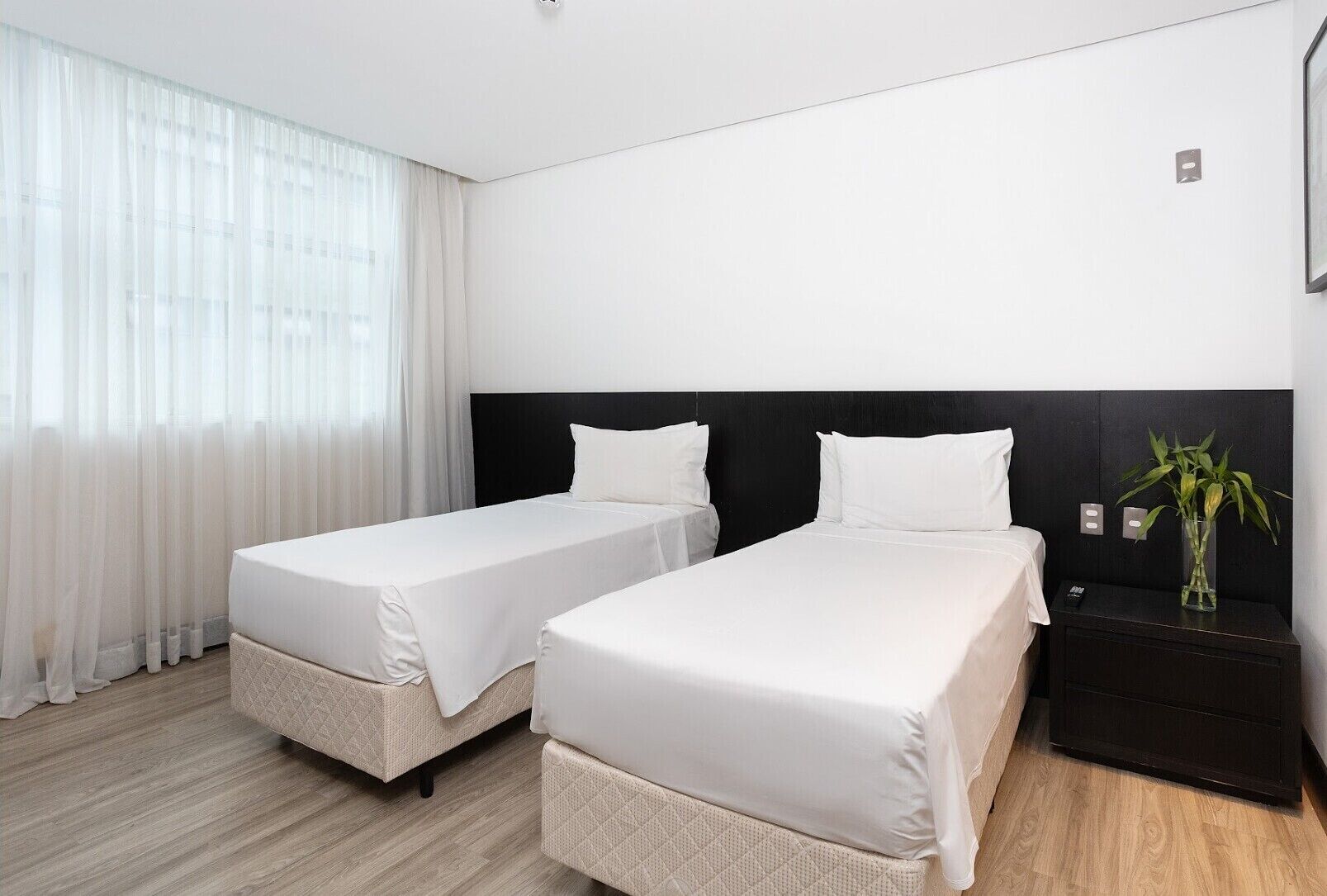 Twin kamer | Luxe beddengoed, een minibar, een kluis op de kamer, een bureau