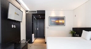 Quarto Queen Acessível | Roupas de cama premium, frigobar, cofres nos quartos, escrivaninha