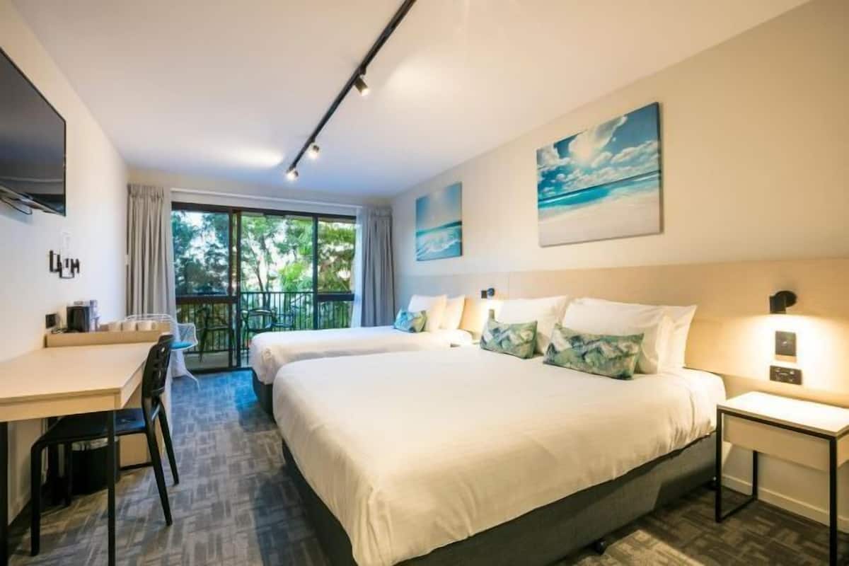 Tabla de planchar con plancha, wifi gratis y ropa de cama