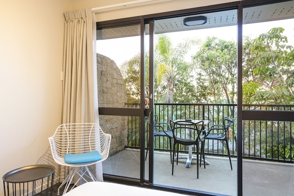 Standard Queen & Single | Balcony
