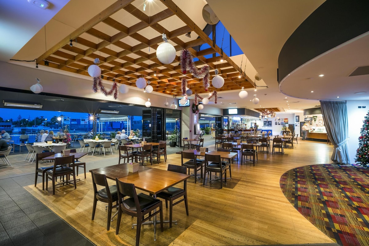 Nightcap at Kawana Waters Hotel