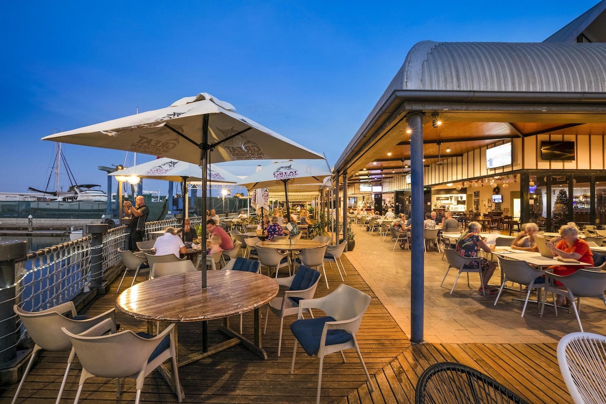 Nightcap at Kawana Waters Hotel