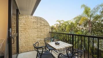 Standard Queen & Single | Room amenity