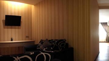 Junior-suite | Skrivebord, mørklægningsgardiner, strygejern/strygebræt, gratis Wi-Fi