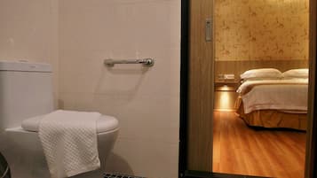 Kamar Double Standar (Includes Hotel To Airport Transfer) | Kamar mandi | Shower, pengering rambut, sandal, dan kloset