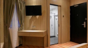 Desk, blackout drapes, iron/ironing board, free WiFi - Mandarin Hotel (Kota Kinabalu)