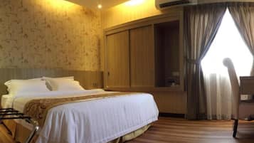 Desk, blackout curtains, iron/ironing board, free WiFi