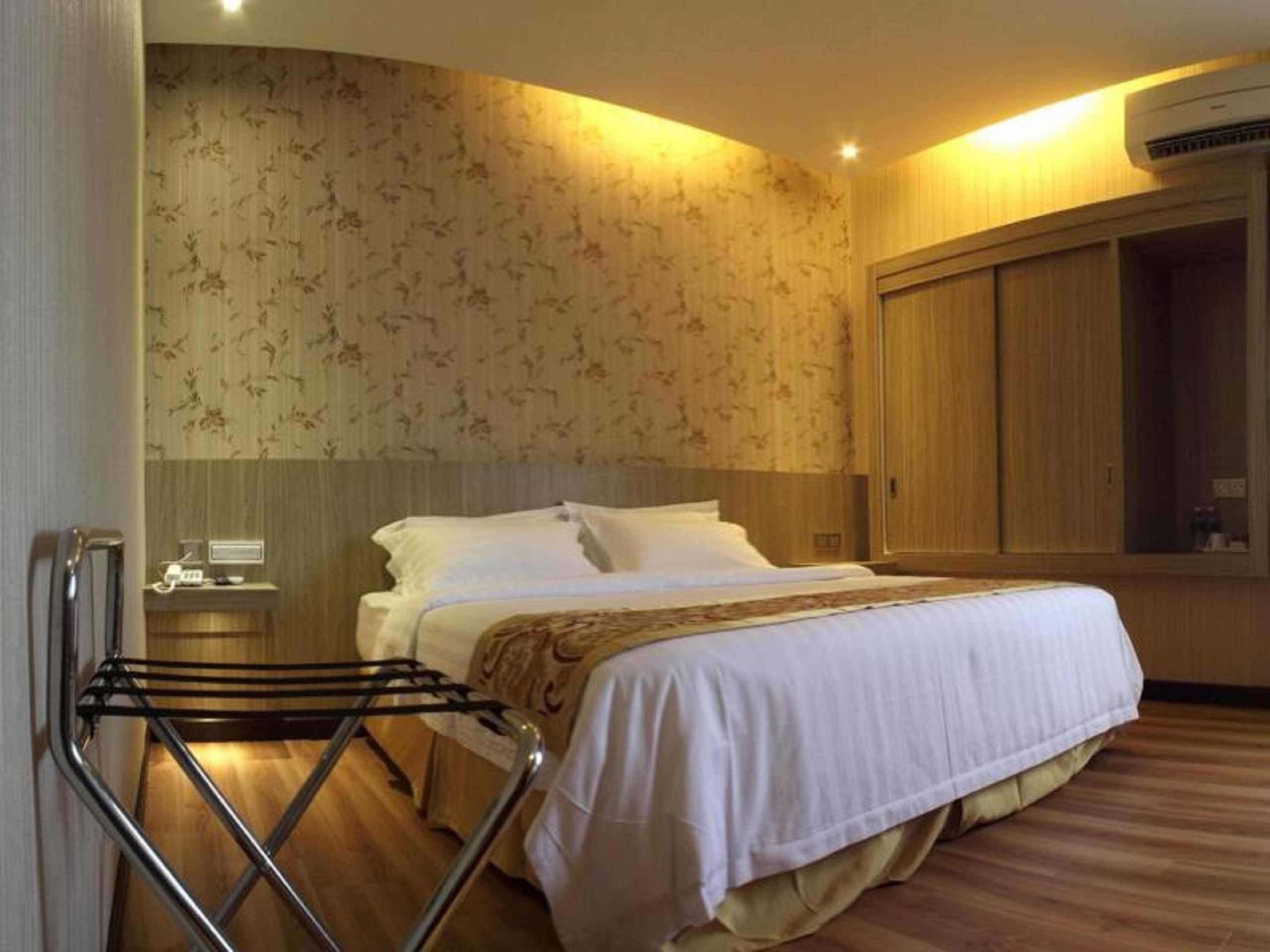 deluxe queen room - no window (includes hotel to airport transfer) | 1 bedroom, desk, blackout curtains, iron/ironing board