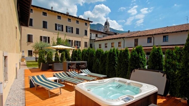 Outdoor spa tub - Agriturismo Salizzoni (Calliano)