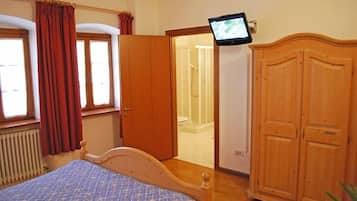 Double Room | Desk, free WiFi, bed sheets