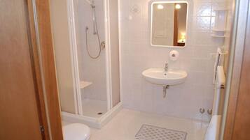 Double Room | Bathroom | Shower, hair dryer, bidet, towels