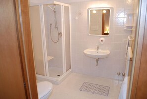 Double Room | Bathroom | Shower, hair dryer, bidet, towels - Agriturismo Salizzoni (Calliano)