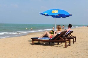En la playa, paseos en botes a motor, pesca