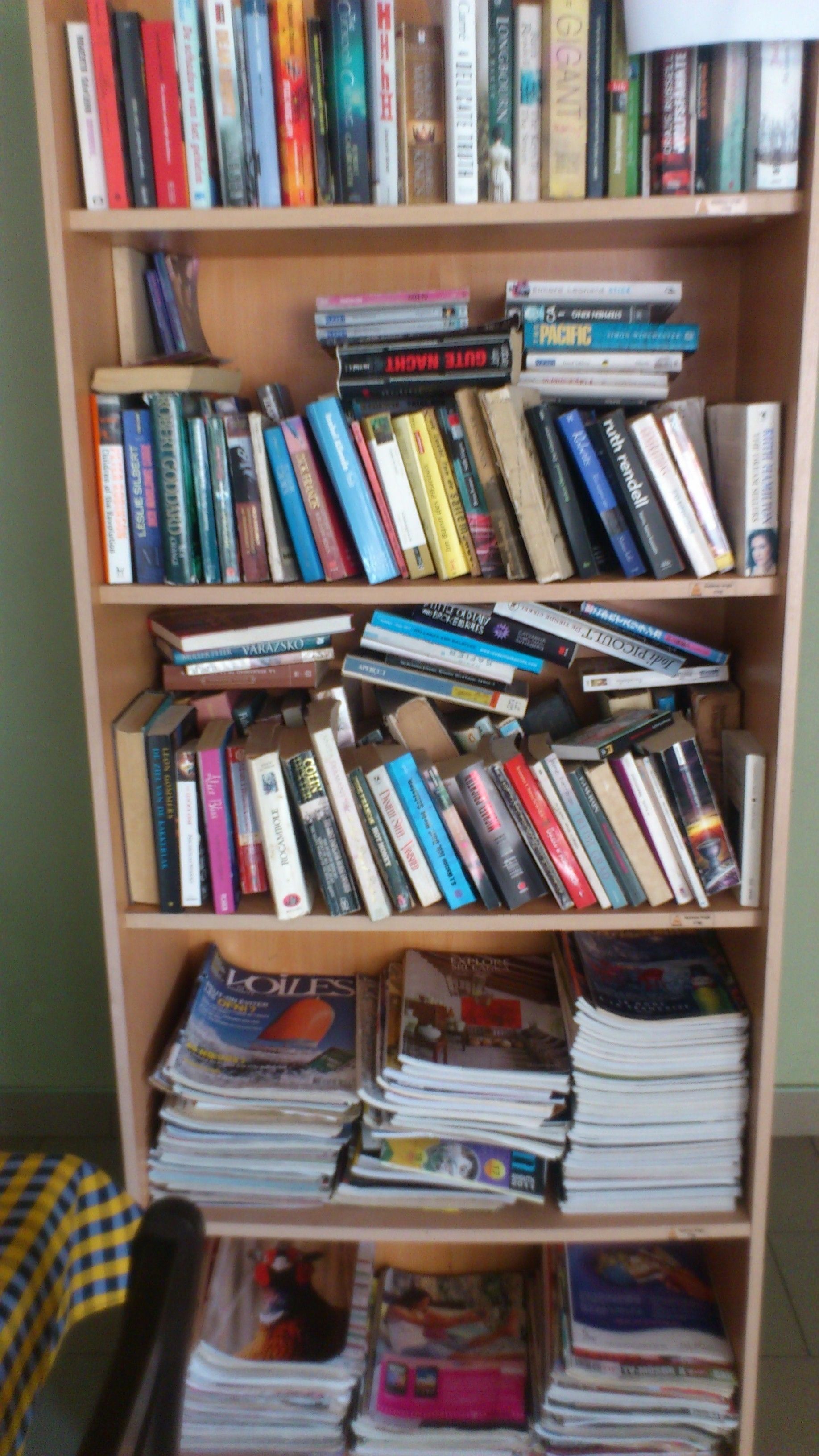 Una estantería llena de libros y revistas.