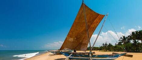 Na praia, passeios de lancha, prática de pesca 