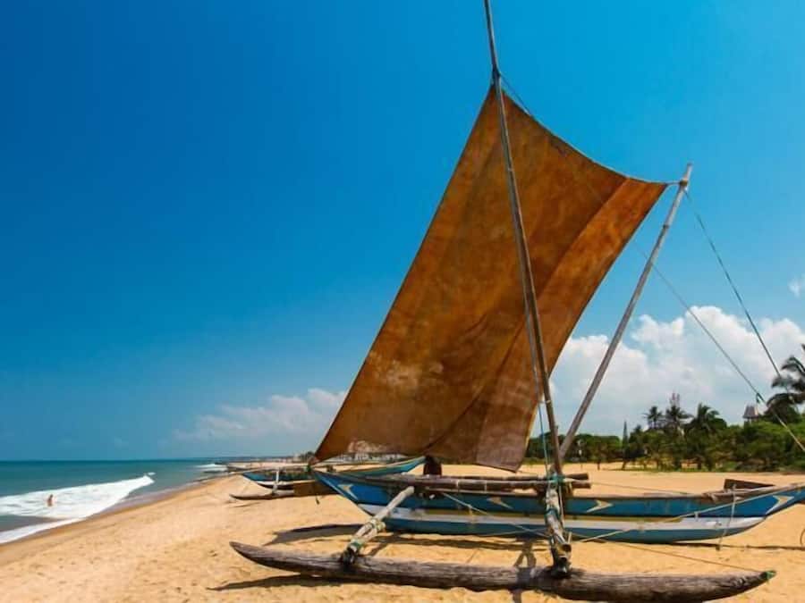 Na praia, passeios de lancha, prática de pesca
