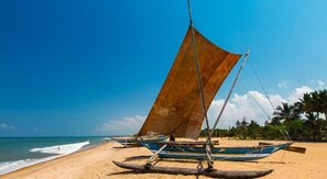 Plage, navigation en bateau à moteur, pêche sur place