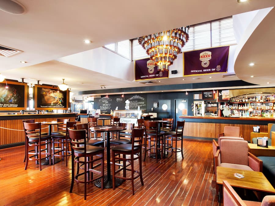 Se sirven almuerzos, cenas y cocina local