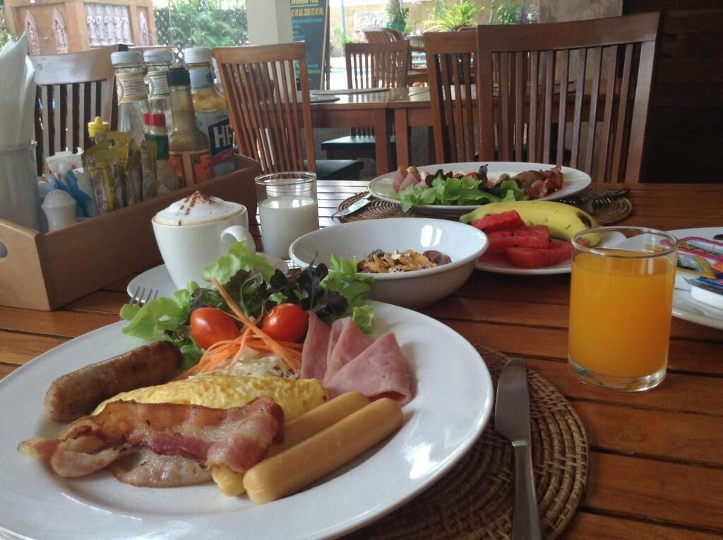 breakfast, lunch and dinner served