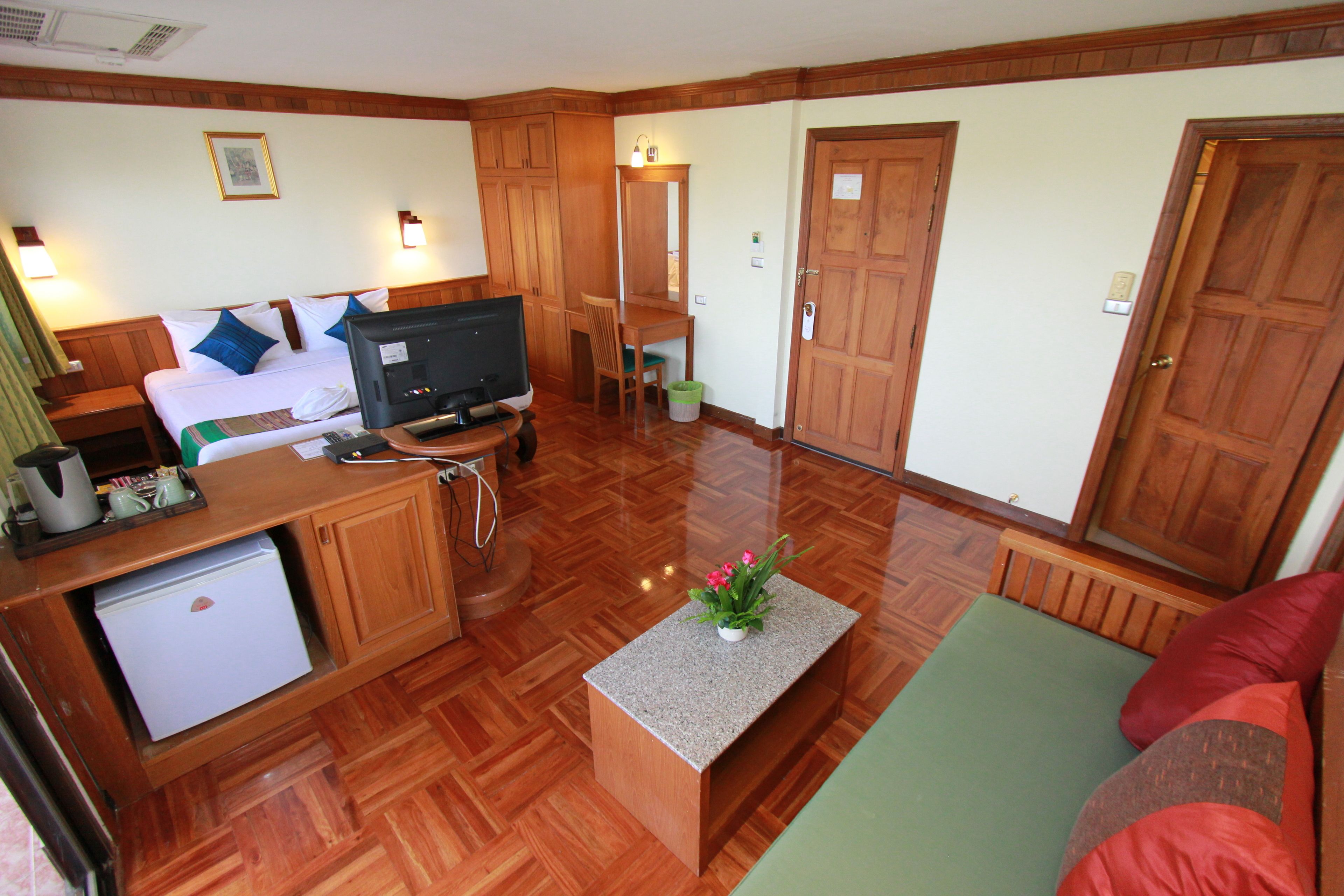 deluxe room | in-room safe, free cots/infant beds, rollaway beds, free wifi