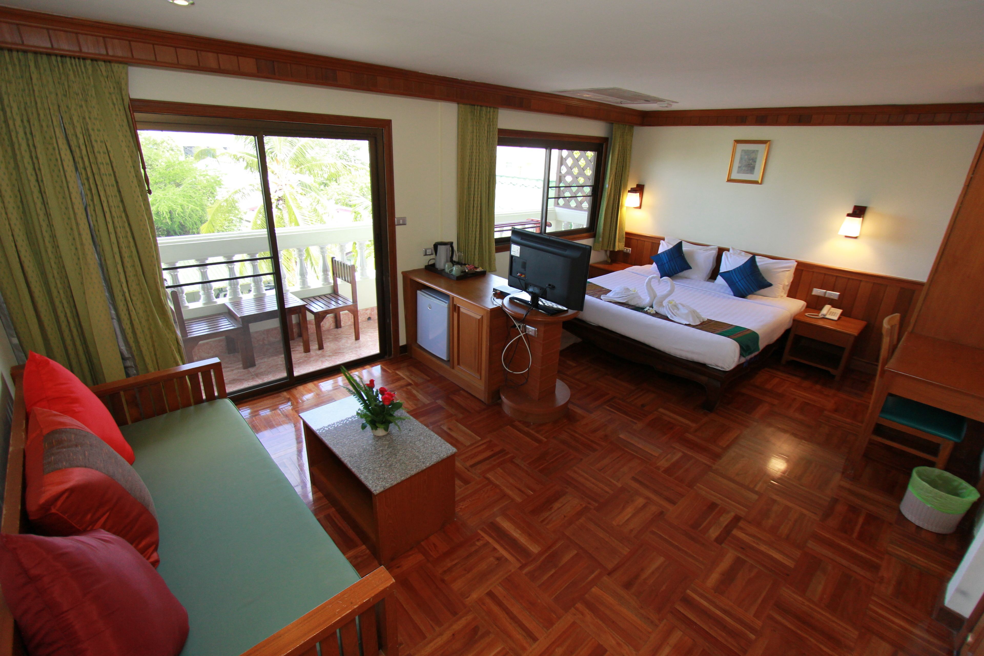 deluxe room | in-room safe, free cots/infant beds, rollaway beds, free wifi