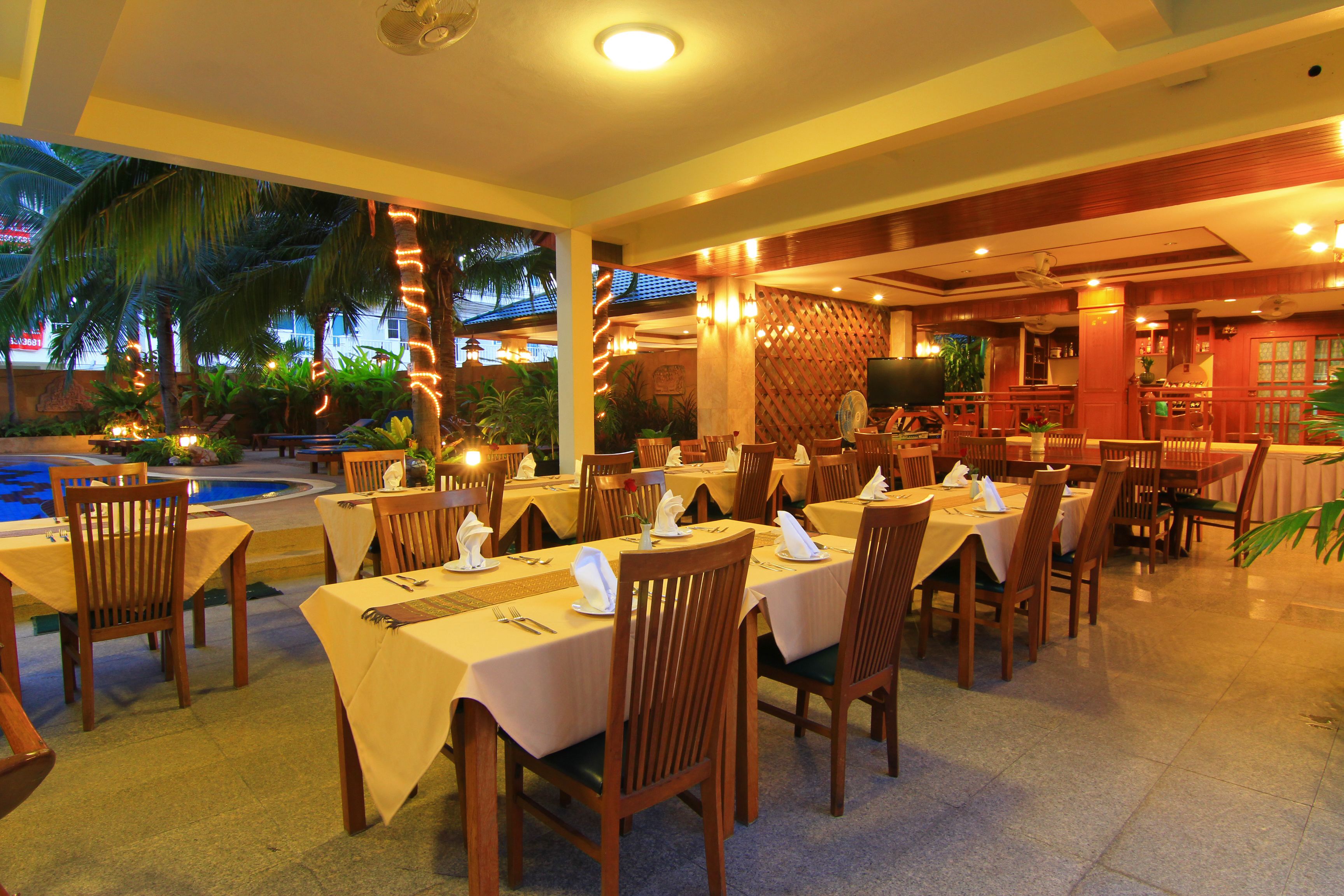 breakfast, lunch and dinner served