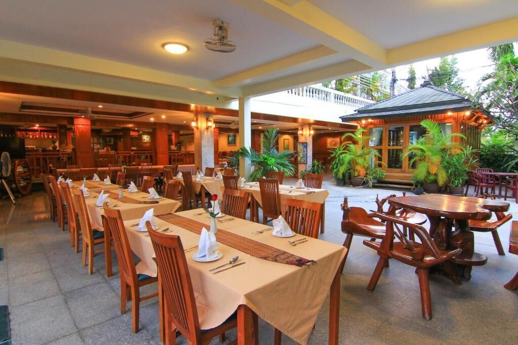 breakfast, lunch and dinner served