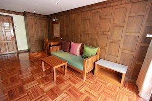 32-inch flat-screen TV with cable channels, TV - Hua Hin Golf Villa (Hua Hin)