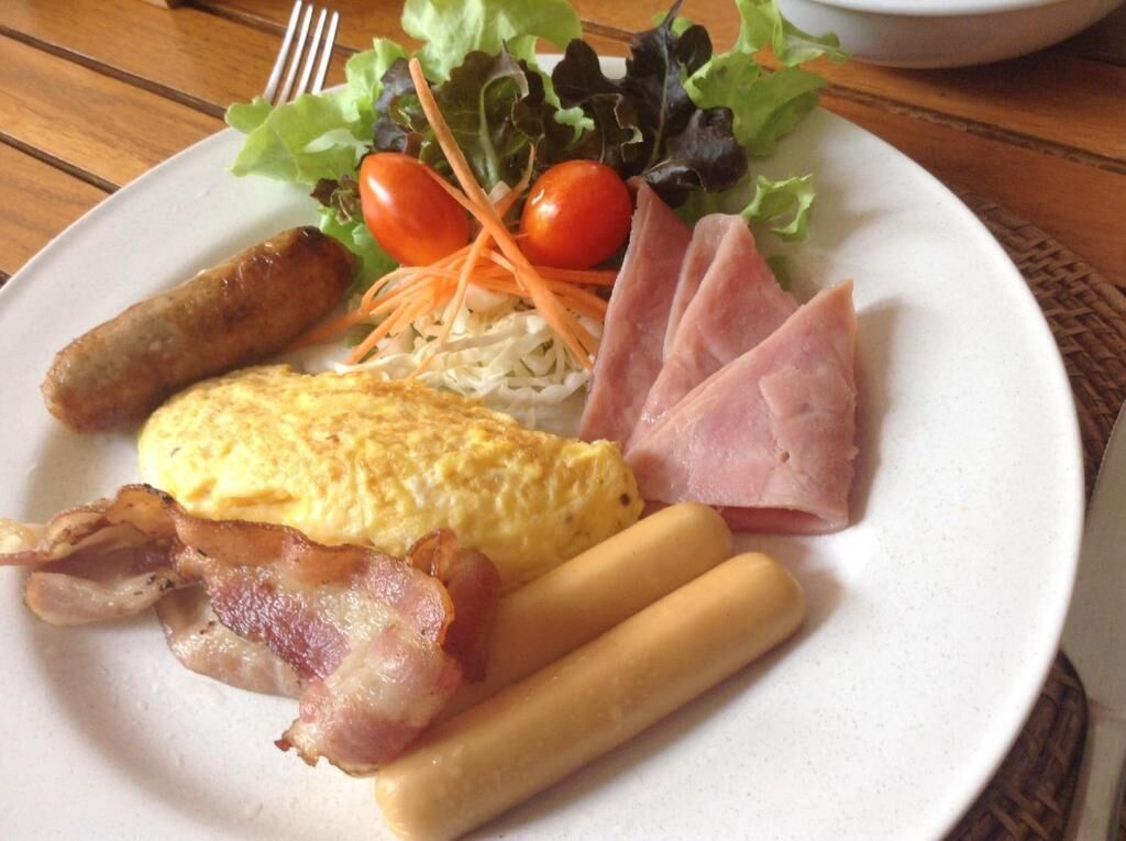 breakfast, lunch and dinner served