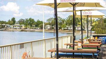 Makan tengah hari dihidangkan, tempat makan di kawasan terbuka