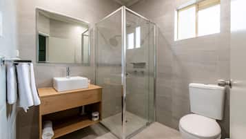 Shower, rainfall showerhead, free toiletries, hair dryer