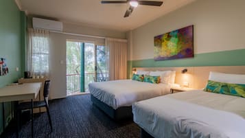 Minibar, escritorio, tabla de planchar con plancha y wifi gratis