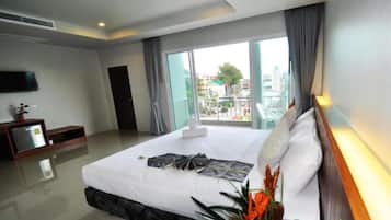 Deluxe Room | In-room safe, desk, blackout curtains, soundproofing