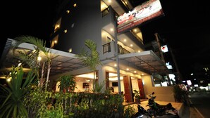 Bagian depan properti - sore/malam
