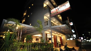 Fachada de la propiedad por la tarde o noche