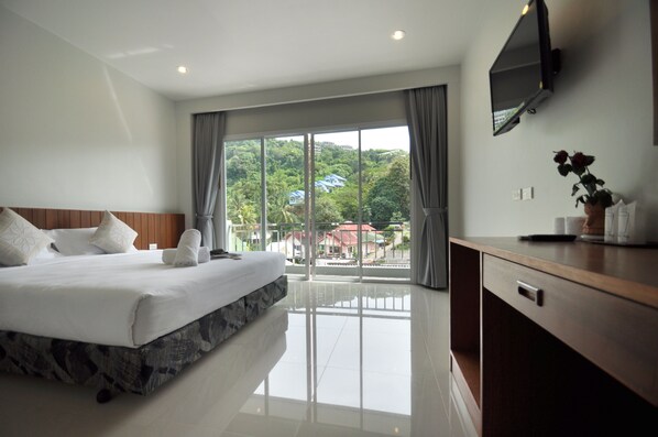 高级房 | 客房内保险箱、办公桌、遮光窗帘、隔音