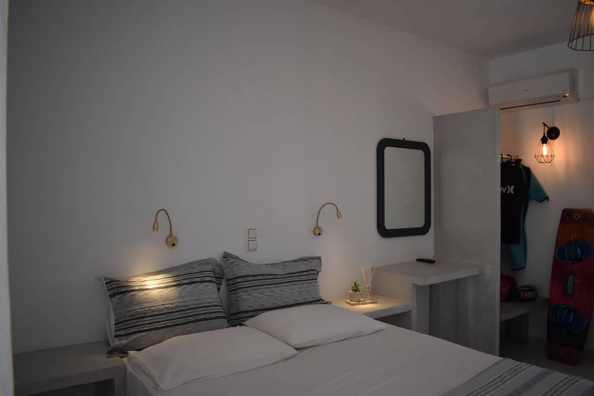 Egyptian cotton sheets, hypo-allergenic bedding, individually furnished