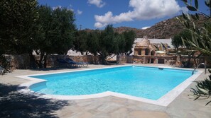 Seasonal outdoor pool, pool umbrellas, sun loungers - Diamantis Studios (Naxos)