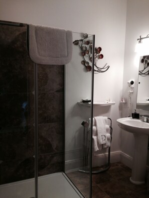 Bathroom shower - Driftwood Heights Bed & Breakfast (Summerside)