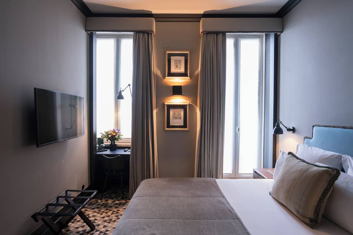 Kamar Double (Mini) | 1 kamar tidur, seprai premium, minibar, dan brankas