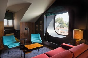 Exclusive Suite (Valverde) | Living area | LED TV - Valverde Lisboa Hotel & Garden - Relais & Châteaux (Lisbon)