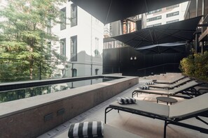 Piscine extérieure, parasols de plage, chaises longues