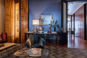 Coin salon dans le hall