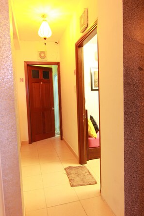 Phòng đôi Economy, 1 giường cỡ queen (2 Adults (11m2, no kitchen)) | Két bảo mật tại phòng, trang trí khác biệt 