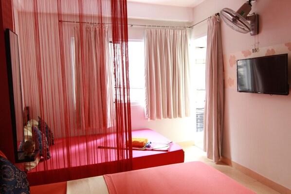 In-room safe, individually decorated, individually furnished, desk - LeSimoLe Boutique Apartments & Hotel (Nha Trang)