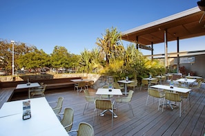 Lunch and dinner served, al fresco dining 