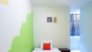 Desk, WiFi (free), bed sheets - OYO 44034 Furama Lodging House (Kuching)