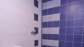 Superior Suite | Bathroom | Shower, bidet, towels - OYO 44034 Furama Lodging House (Kuching)